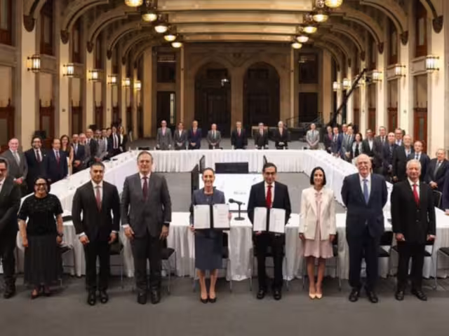 La presidenta de México, Claudia Sheinbaum firmó  el Paquete contra la Inflación 2024-2025