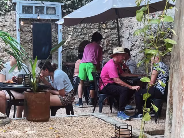 Un extranjero de origen catalán causó daños a la cafetería de Mérida y amenazó a la empleada.