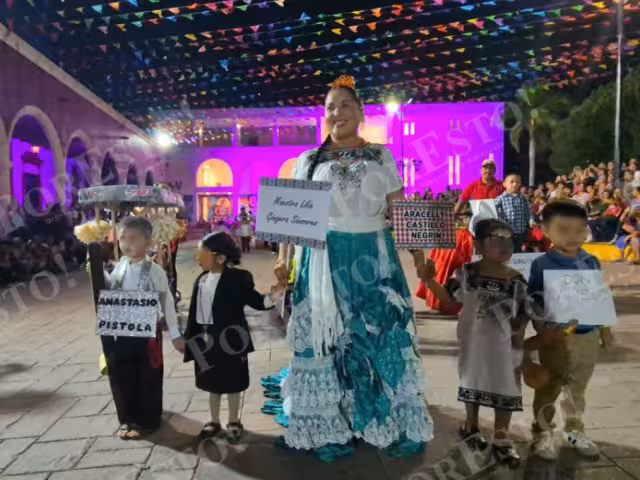 Champotón celebró el cierre del mes de la campechanidad con un desfile cultural y homenaje a personajes locales.