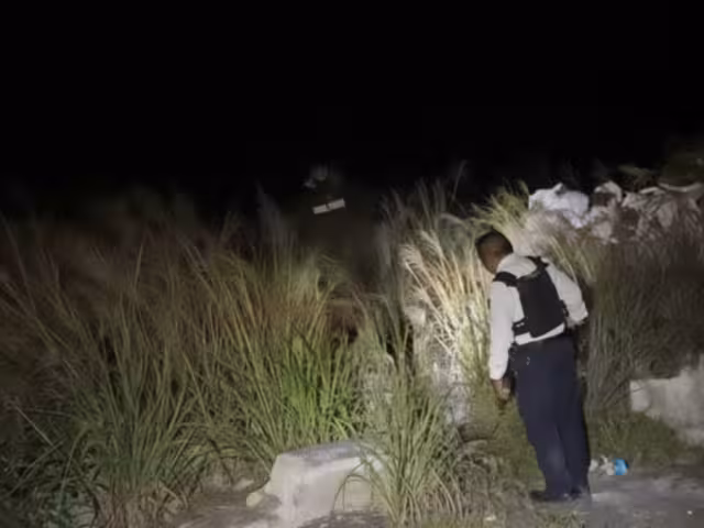 El cuerpo fue hallado a la altura del kilómetro 28, tirado entre las rocas junto a la vía.