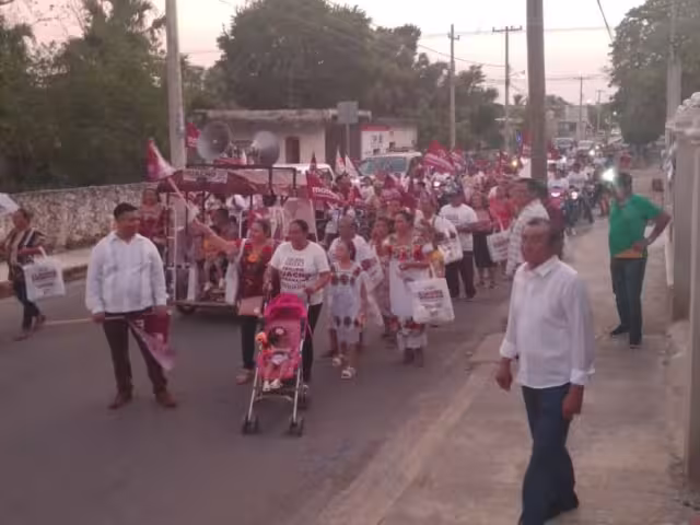 Joaquín Díaz Mena visita el municipio de Dzan