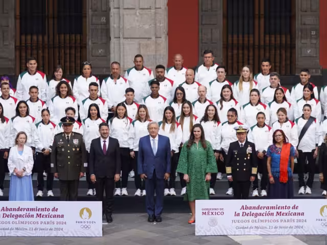 Fotografía oficial del presidente Andrés Manuel López Obrador con los atletas mexicanos