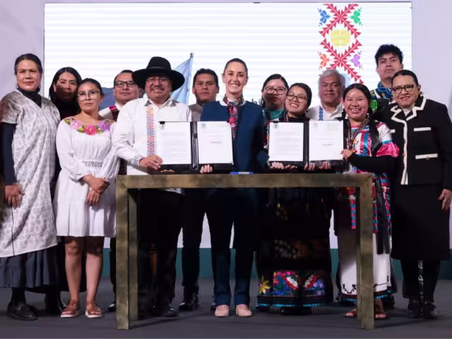 La presidenta Claudia Sheinbaum firmó el decreto de la traducción de la reforma constitucional en materia de derechos de los pueblos indígenas y comunidades originarias