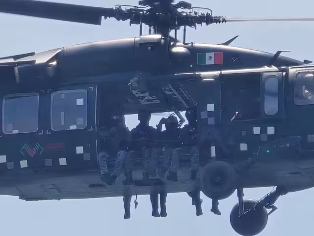 Fuentes cercanas al operativo reportaron también la detención de cuatro civiles, así como el aseguramiento de un rancho