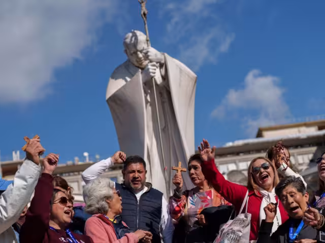 El Vaticano infornó que el Papa Francisco pasó una buena noche y muestra mejoría