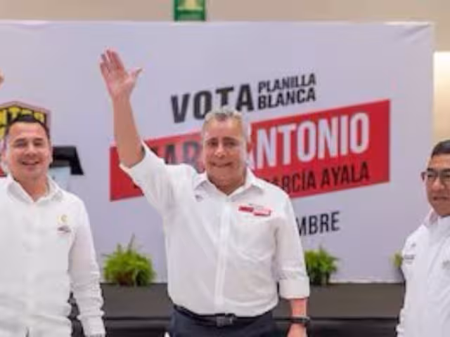 Marco Antonio García Ayala (Centro), asumirá la presidencia de la FSTSE tras el fallecimiento de Joel Ayala Almeida