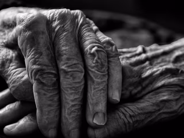 Una mujer de 90 años fue víctima de un intento de estrangulamiento por parte de su nuera en el barrio de San Francisco.