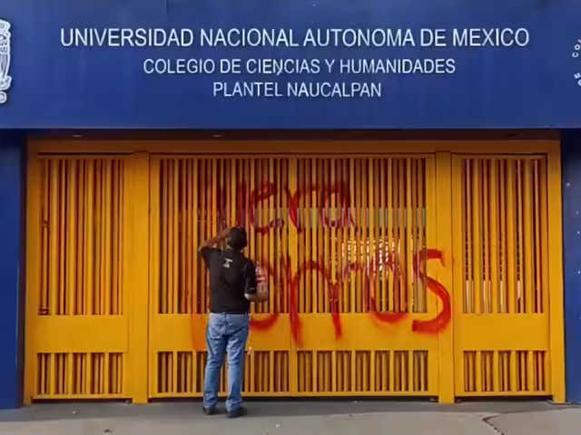 El lema "Fuera porros" apareció grabado en la entrada del CCH Naucalpan