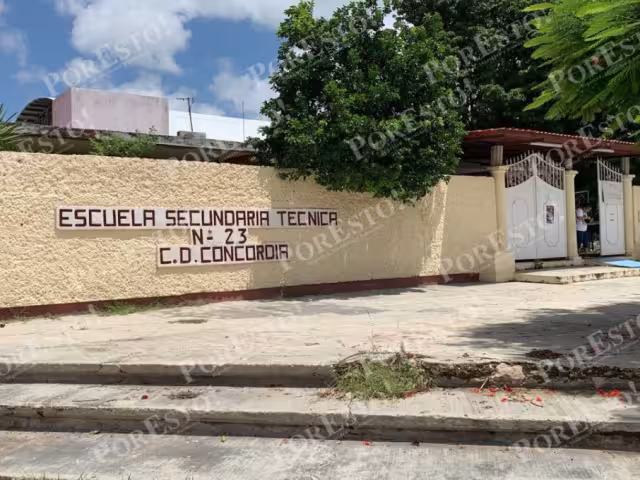 Padres protestan ante retraso de obras en escuelas de la capital y Hopelchén