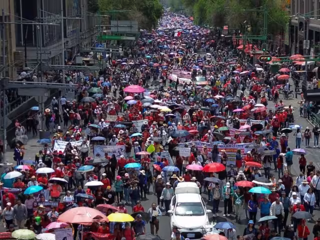 La CNTE mantiene los bloqueos y marchas para exigir que se cumplan sus exigencias.