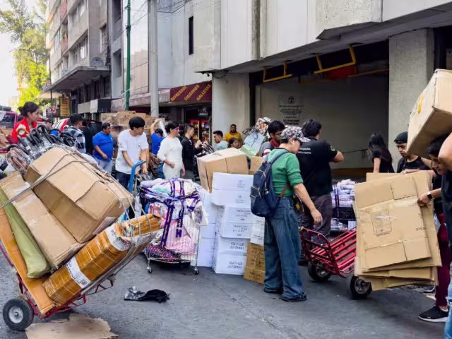 Minutos antes del cierre, trabajadores entraban y salían en la parte trasera del inmueble con cajas de mercancía