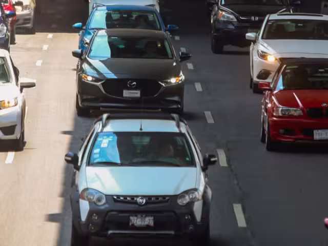 El programa Hoy No Circula es una medida ambiental que restringe la circulación vehicular en días específicos