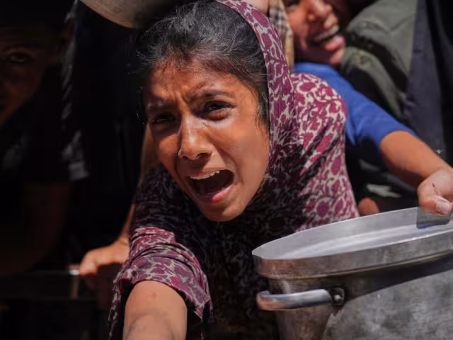 Desde que Israel endureció el bloqueo a inicios de abril, ningún camión de UNRWA ha recibido luz verde para entrar a Gaza