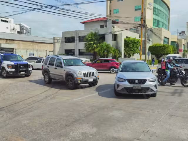 Dos vehículos particulares, conducidos por mujeres, chocaron en la colonia Petrolera de Ciudad del Carmen.