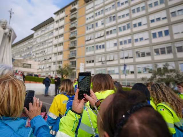 Aunque no se ha dejado ver públicamente desde su ingreso, el Papa envió su primer mensaje el pasado jueves por la noche