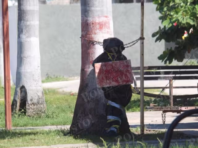 En el malecón de Champotón, una figura de “embolsado” apareció frente a una taquería como protesta por los constantes robos.