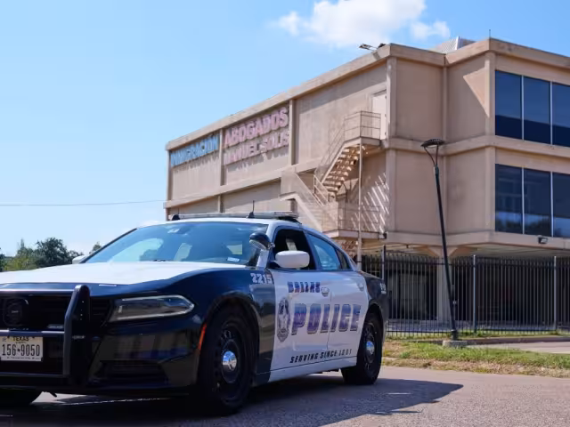 En el ataque también murió Norlan Guzmán Fuentes, migrante de 37 años que viajaba encadenado de pies y manos en un vehículo de ICE