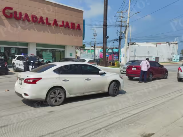 Un choque por alcance ocurrió la mañana del viernes en la colonia San Carlos, cerca de la glorieta del Galeón.
