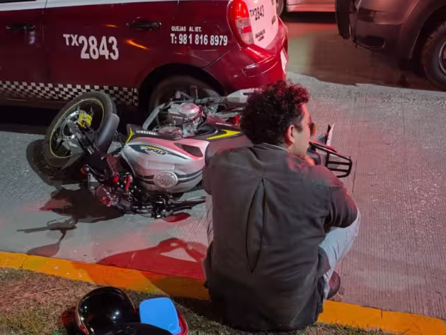 Pareja resulta lesionada tras derrapar e impactarse contra un taxi frente al panteón nuevo en la colonia Justo Sierra