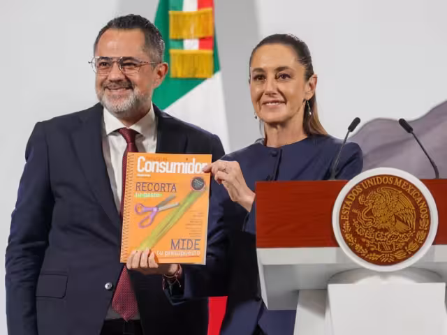 Ivan Escalante Ruiz, titular de la Procuraduría Federal del Consumidor (Profeco) le entregó a la presidenta Claudia Sheinbaum la Revista profeco de agosto