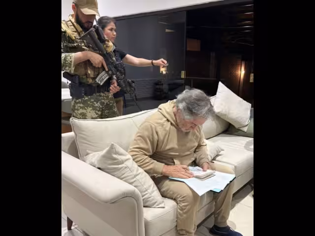 El exfuncionario había salido del país antes de que un juez autorizara la orden de captura