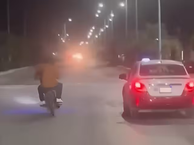 Dos jóvenes en motocicleta atacaron a un taxista en la madrugada