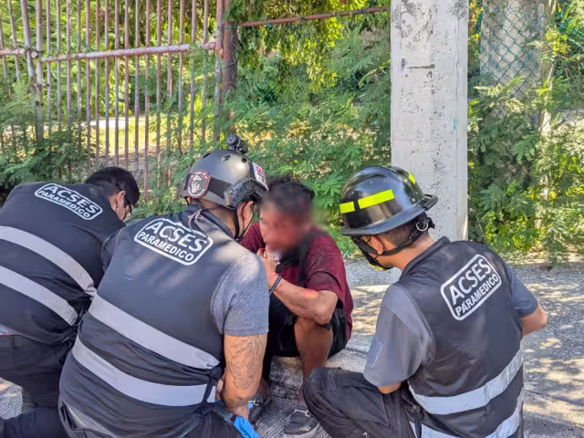 Paramédicos atienden a hombre golpeado en incidente de violencia urbana