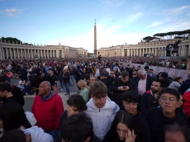 Miles de fieles aguardan en la Plaza de San Pedro para conocer quién será el nuevo Papa