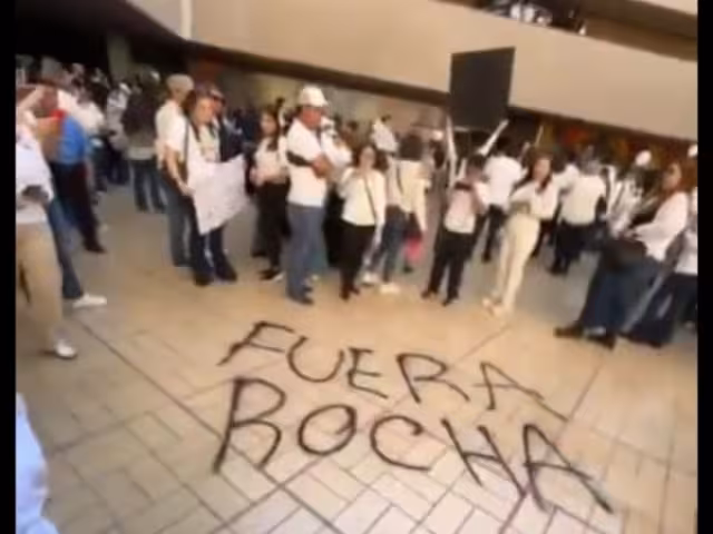 Manifestantes rompieron cristales del edificio gubernamental y trataron de acceder a la oficina del gobernador,