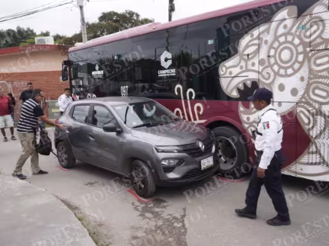 Vehículo intenta ganarle el paso y choca de costado a unidad Ko'ox