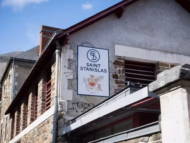 Los abusos en la la escuela Saint-Stanislas de Nantes, salieron a la luz a través de testimonios de las víctimas y familiares