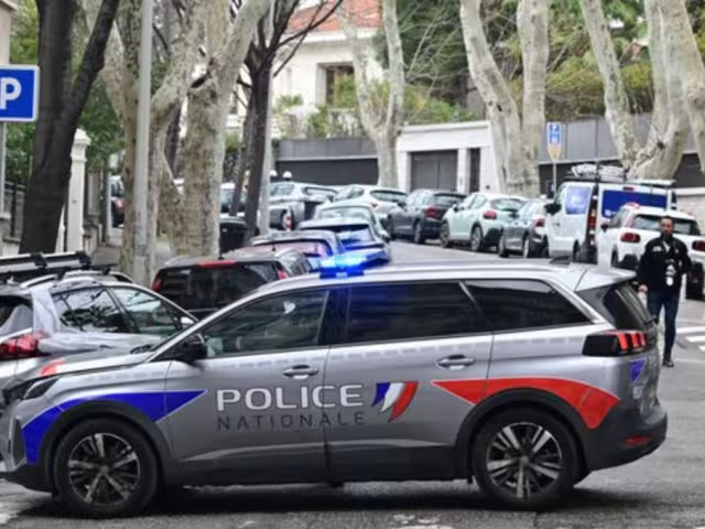 Tras las explosiones, cerca de 30 bomberos y varias unidades de la policía acudieron al sitio y establecieron un perímetro de seguridad