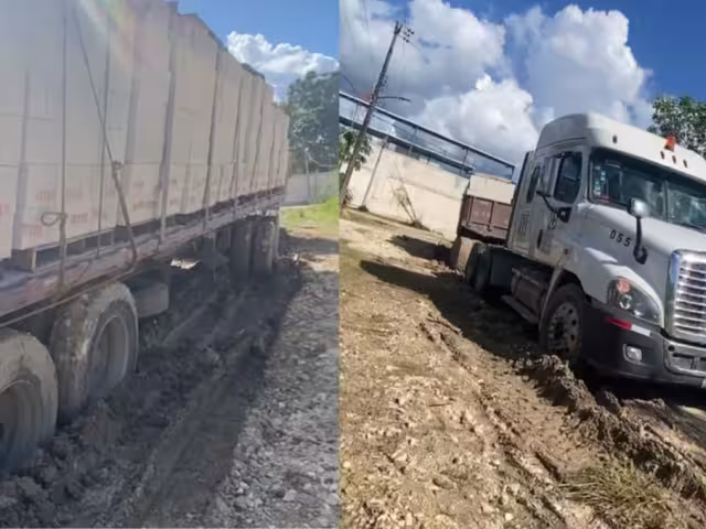 Un tractocamión se atascó en la calle 44 A por 31B de la colonia 10 de mayo debido a las malas condiciones de la vialidad