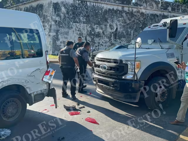 Una camioneta de valores chocó contra una van del Centro Penitenciario de San Francisco Kobén.