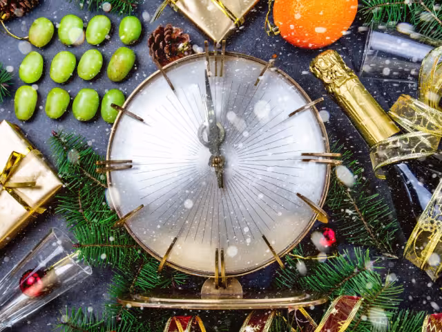 Algunos de los rituales más extraños incluyen romper platos en Dinamarca