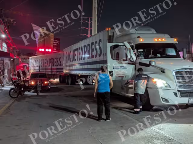 Un accidente vial entre un tráiler de Paquetexpress y un auto particular se registró en la colonia Benito Juárez.