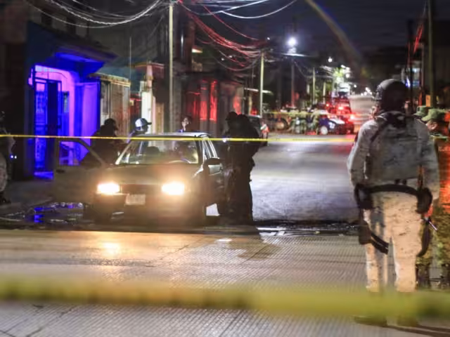 En un primer reporte, Fernando Vázquez Rosas, vocero del gobierno de Tabasco, informó que cinco personas habían fallecido al interior del bar