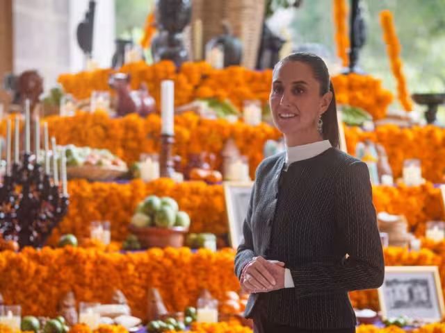 Claudia Sheinbaum, presidenta de México, ferente a la ofrenda de Día de Muertos colocada en Palacio Nacional