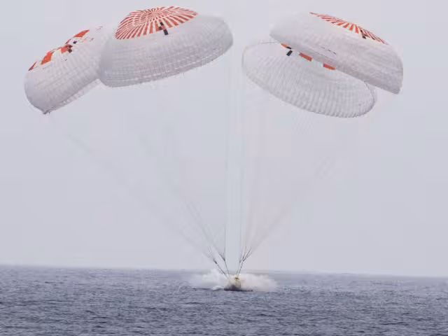 El amerizaje en California, que requirió condiciones meteorológicas óptimas, se llevó a cabo con un descenso en paracaídas
