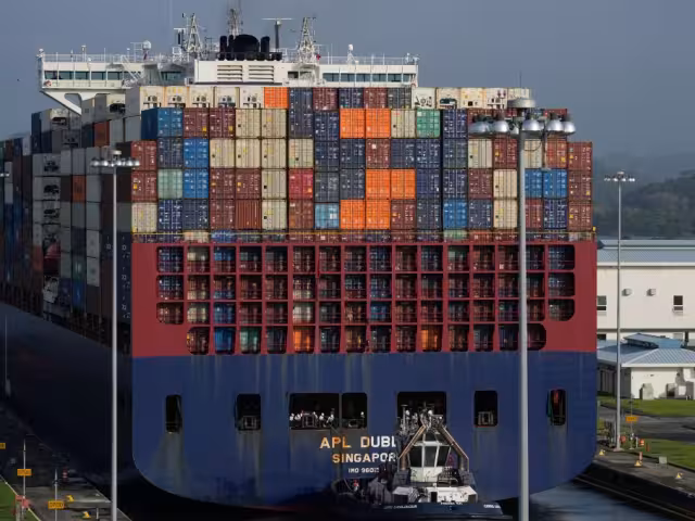 El Canal de Panamá es una infraestructura estratégica para el comercio mundial, ya que conecta el océano Pacífico con el Atlántico