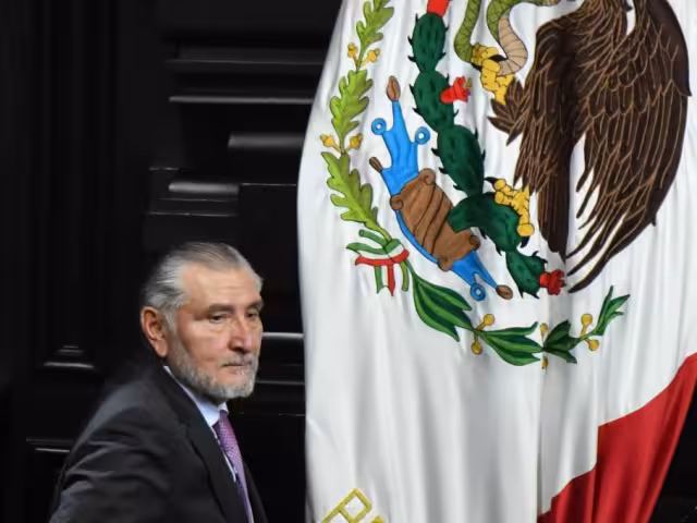 De admitirse, la solicitud deberá canalizarse a comisiones para análisis de procedencia y, en su caso, a un juicio político en San Lázaro