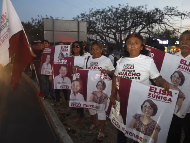 Simpatizantes apoyan a Joaquín Díaz Mena en Mérida