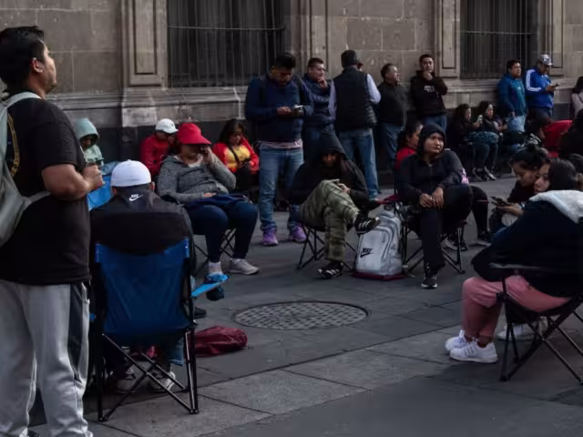 La CNTE demanda un incremento salarial del 100 por ciento, así como la abrogación de la reforma educativa y de la Ley del ISSSTE de 2007