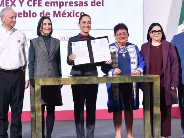La presidenta Claudia Sheinbaum firmó las leyes secundarias de la Reforma Energética,  que consolidan a Pemex y CFE como empresas públicas del Estado