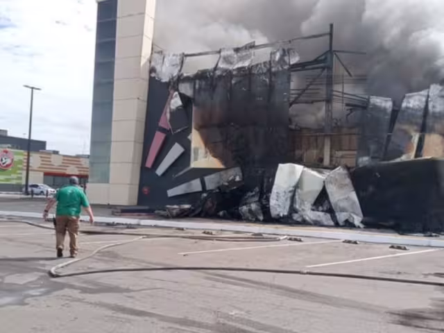 Según los primeros informes, el incendio comenzó alrededor de las 11:30 horas