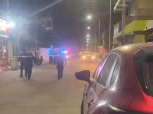 Autoridades acuden al rescate de los hombres baleados en Playa del Carmen