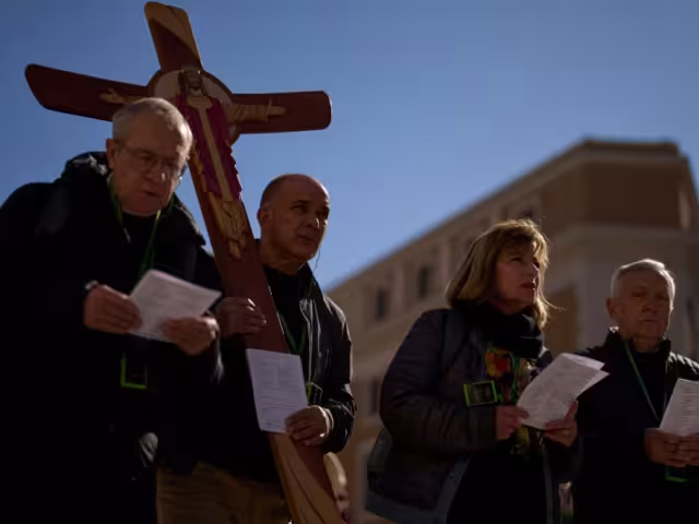 El pontífice sigue bajo pronóstico reservado y continúa con sesiones de fisioterapia respiratoria y motora