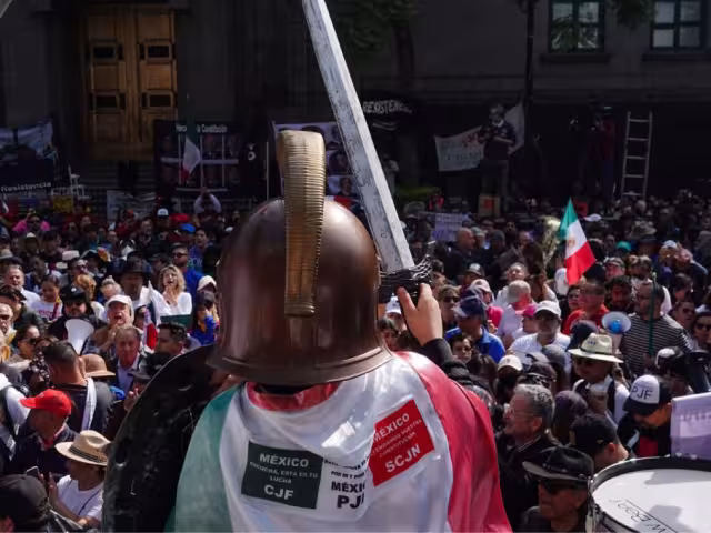 Decenas de trabajadores del Poder Judicial se manifiestan frente a la Suprema Corte