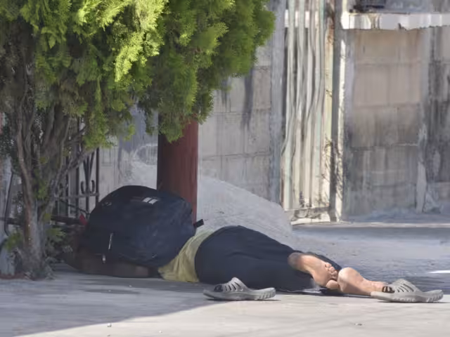 Hombre reposa en la sombra, derivado del calor en Cancún, Quintana Roo