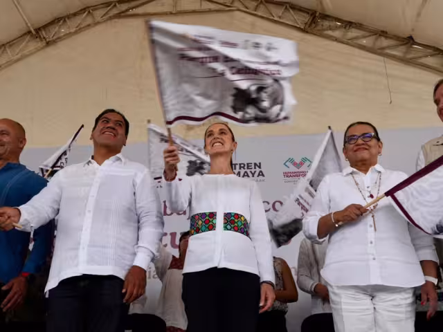 La presidenta de México acompañada por el gobernador de Chiapas y otros funcionarios en la puesta en marcha de la construcción del Parque Ecoturístico “La Ceiba”